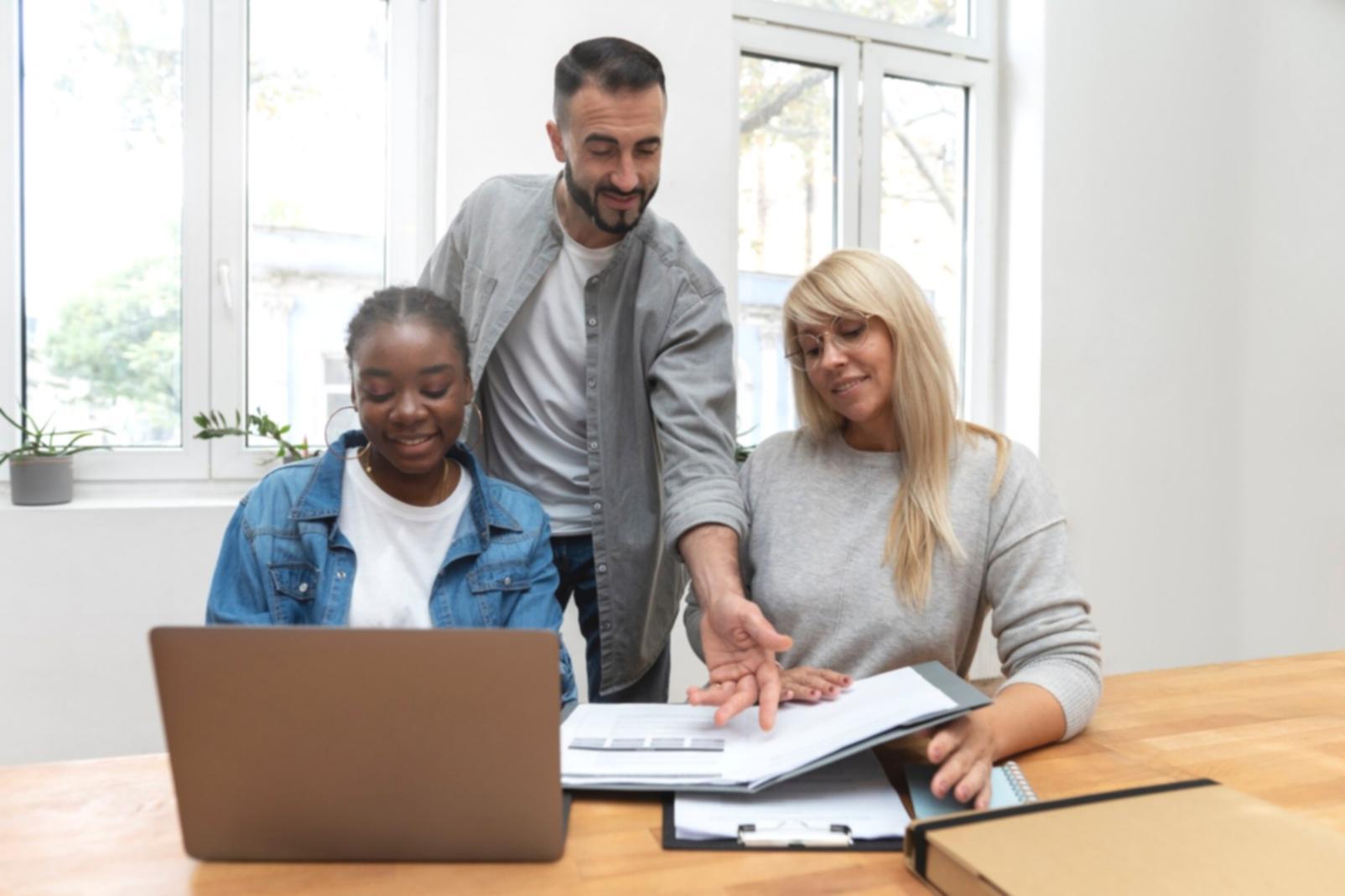 Espacio de trabajo moderno donde ayudamos a familias con sus finanzas