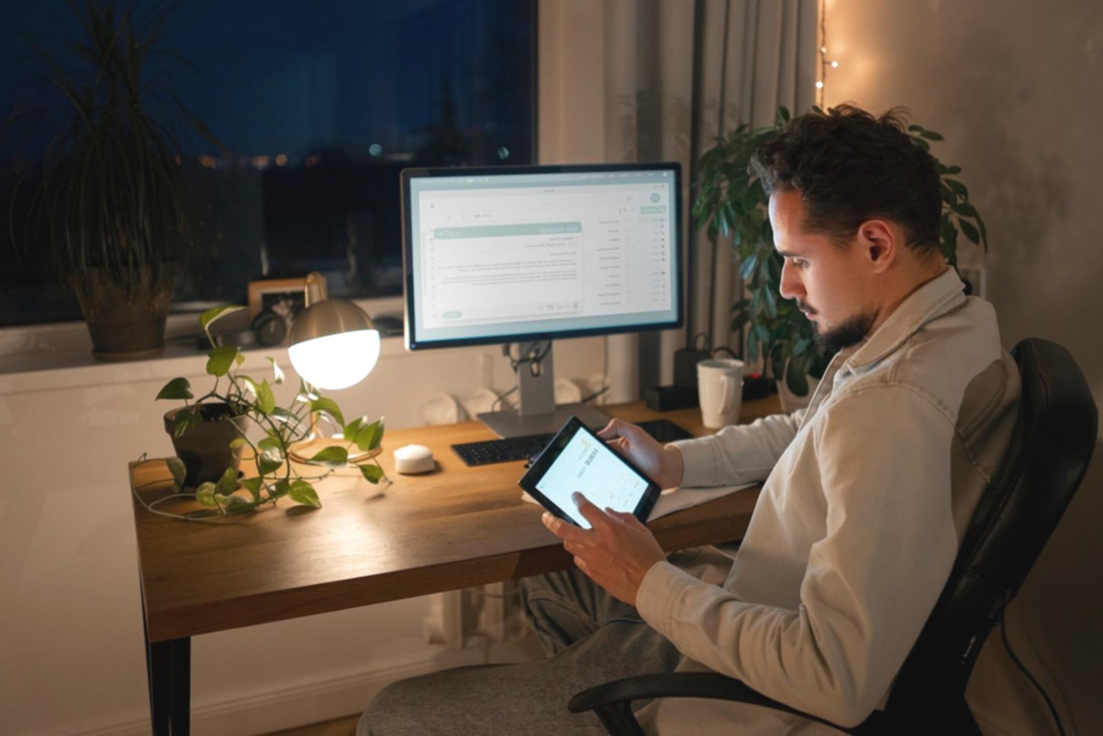 Espacios de trabajo organizados que reflejan control financiero y planificación efectiva